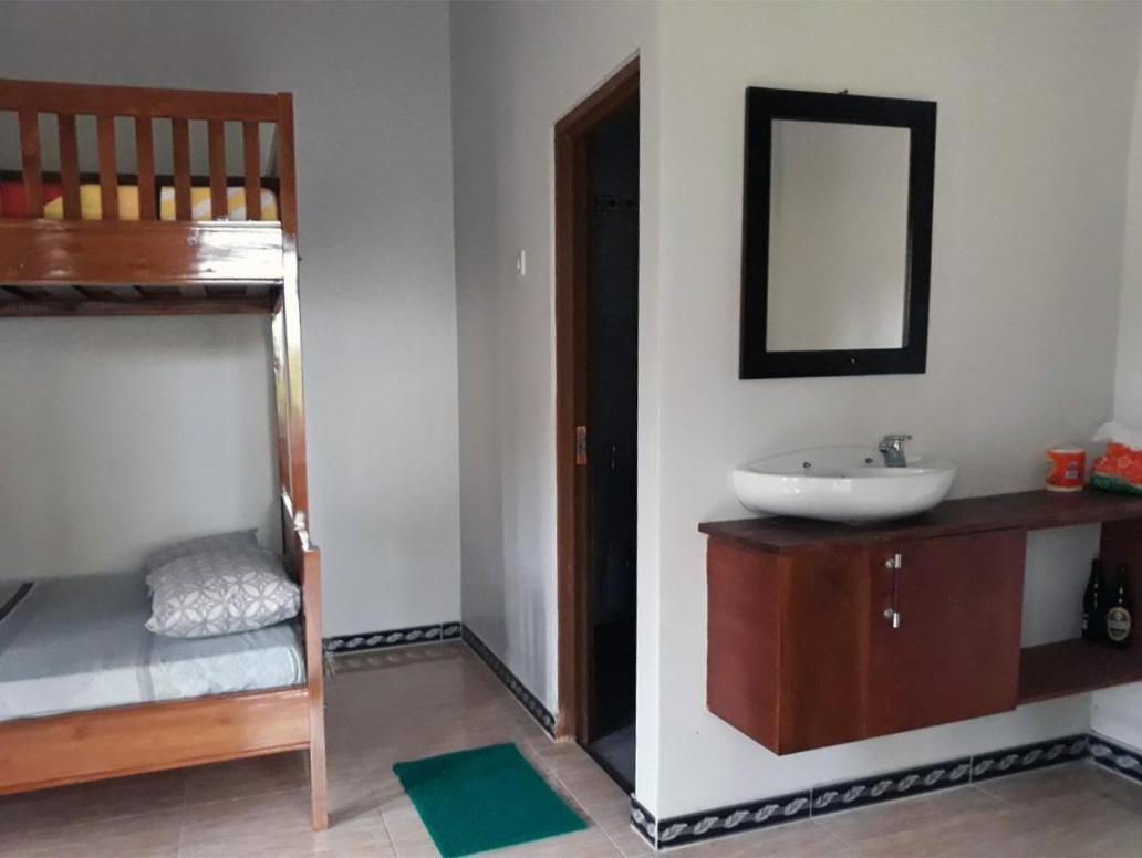 Red Island Bungalows Pasanggaran Habitación foto